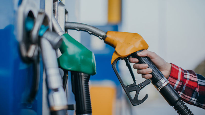 Prețurile la carburanți continuă să scadă a doua săptămână consecutiv