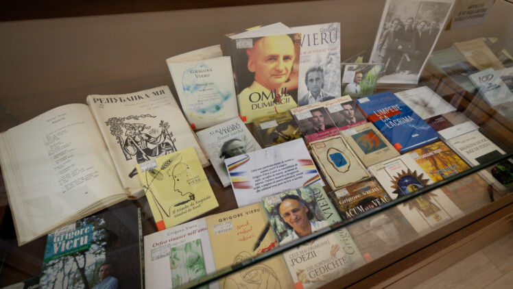 Expoziție la Parlament: 90 de ani de la nașterea poetului Grigore Vieru