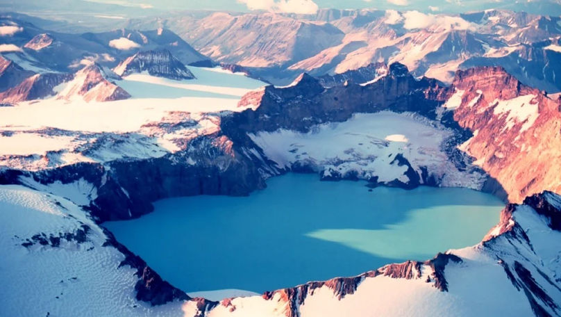 Vulcanul Mount Spurr din Alaska dă semne că se pregăteşte de o erupţie explozivă