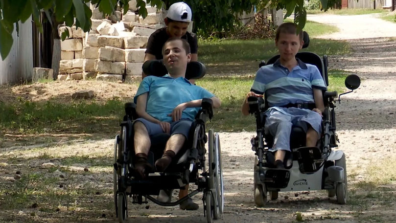 Istoria a doi frați gemeni ce luptă cu o boală incurabilă și scriu cărți