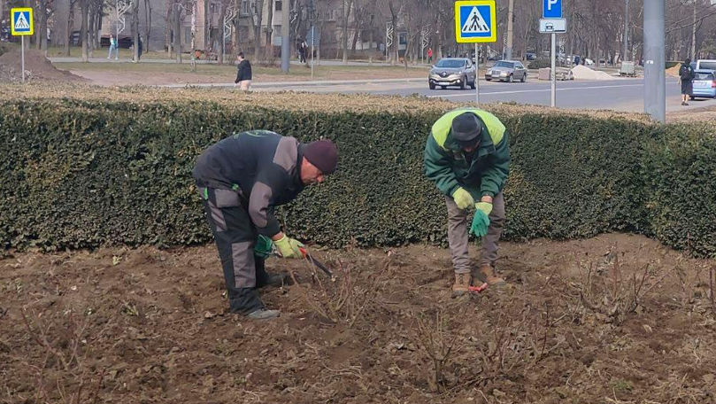 Muncitorii au început amenajarea rondurilor și scuarurilor din Capitală