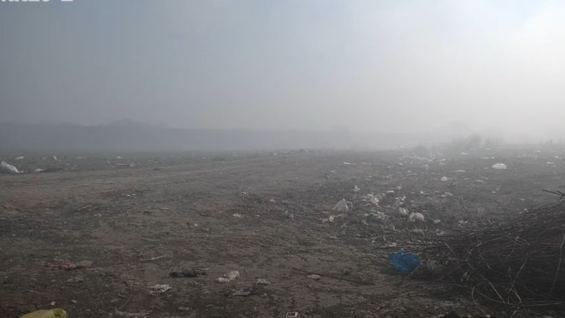 Gunoiștea din Căușeni, cuprinsă de flăcări câteva zile la rând