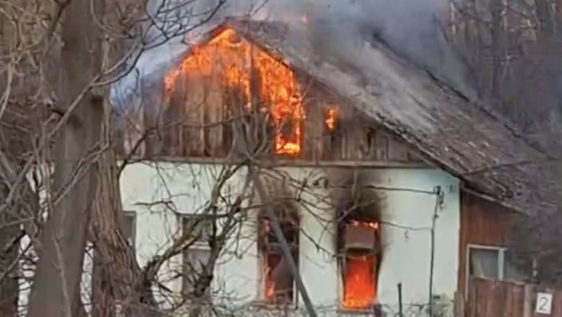 Incendiu într-un parc din Capitală: O casă, cuprinsă de flăcări