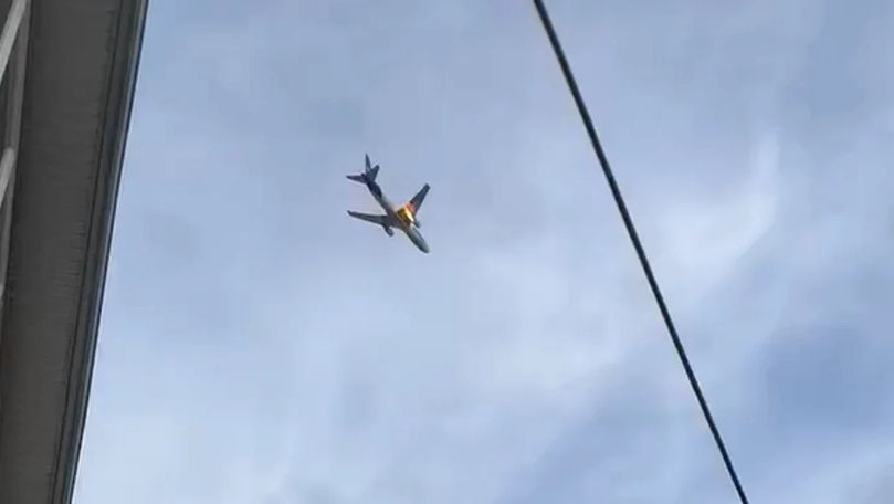 Momentul în care un avion a luat foc după ce a lovit un stol de păsări