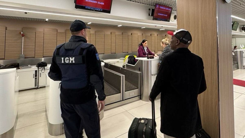 Un cetățean nigerian, expulzat din Moldova în baza unei hotărâri judecătorești