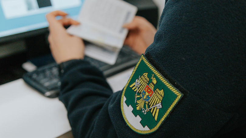 Opt documente falsificate, depistate de vameși în ultimele patru zile