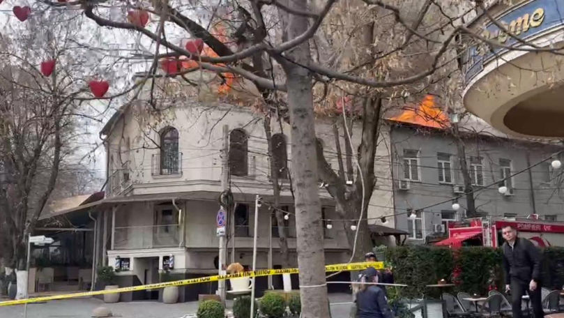 Incendiu masiv în Capitală: Arde acoperișul unui restaurant