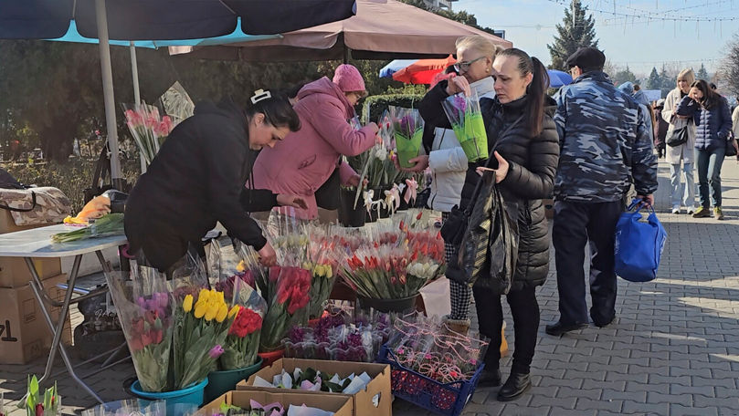 Piața din centrul Bălțiului a prins culoare: La ce preț sunt florile