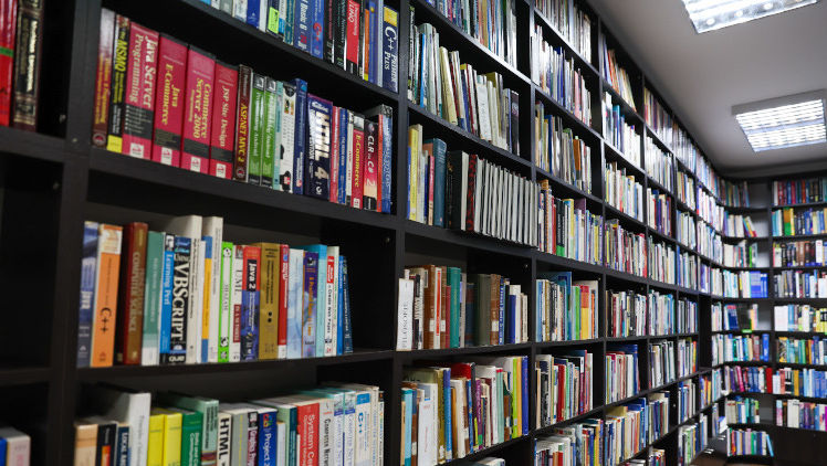 Ziua Bibliotecarului: Un intermediar între om și tehnologia cunoașterii