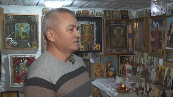 Alții țin murături, dar el ține candele: Povestea unui bărbat din Bardar