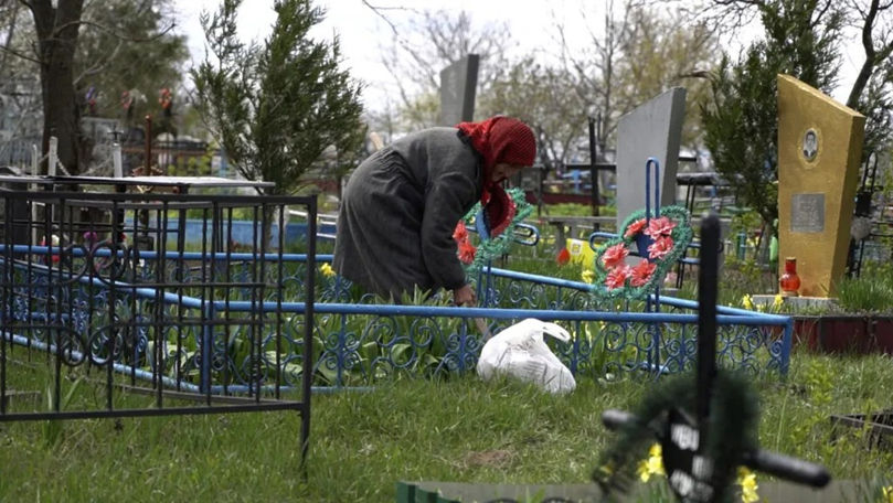 Forfotă înainte de Blajini: Moldovenii fac curățenie în cimitire