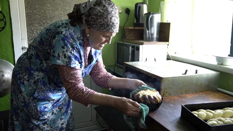 Tradiție în Joia Mare: Gospodinele de la nord coc pască și vopsesc ouăle