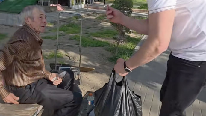 Am nevoie de bani pentru operație: Povestea tristă a bătrânului amendat în Chișinău