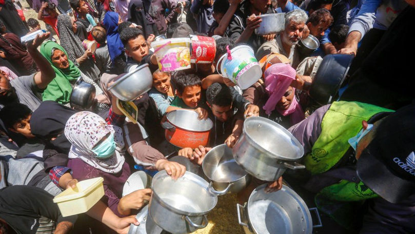 ONU: Copiii înfometați din Gaza caută hrană în grămezile de gunoi