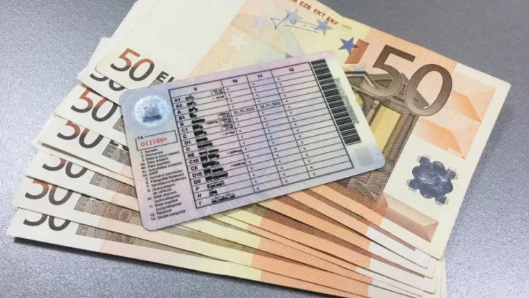 Trafic de influență și mită la obținerea permiselor: Un bărbat, reținut