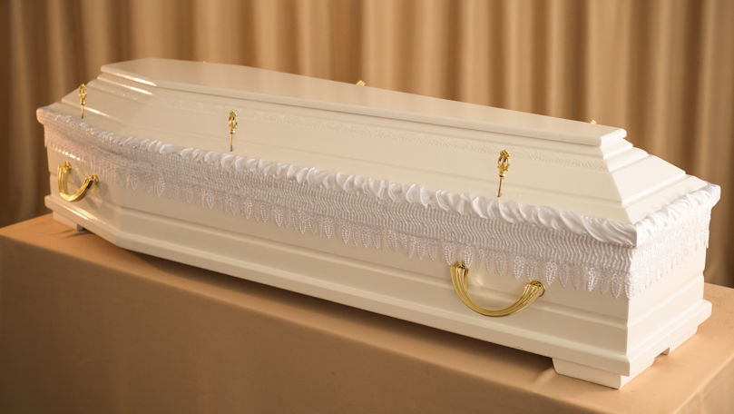 O femeie din Cehia, declarată moartă, a revenit la viață în sicriu