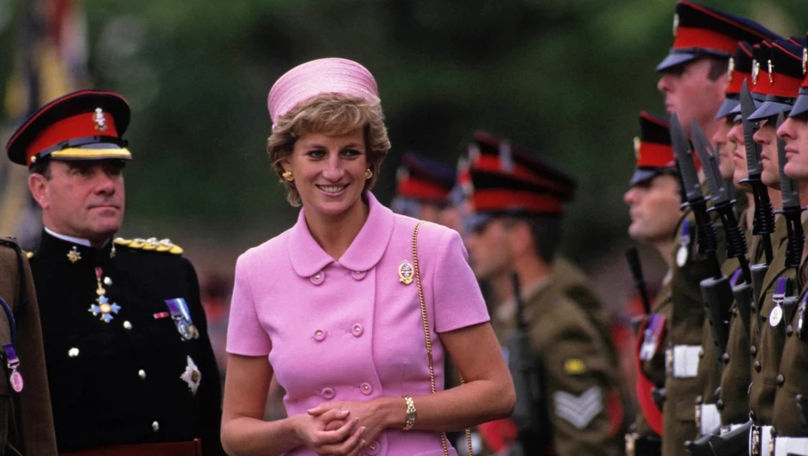 Peste 100 de piese din garderoba Prințesei Diana vor fi scoase la licitație