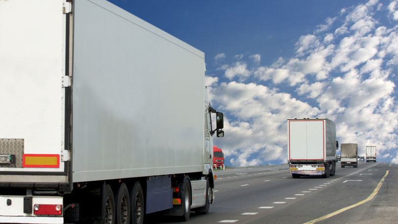La un pas de tragedie: Un camion a rămas suspendat deasupra prăpastiei