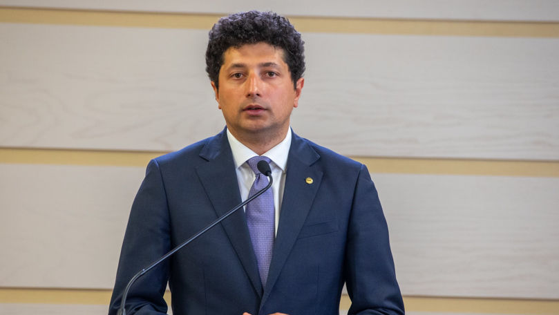 Radu Marian, luat la rost de moldovenii din Franța: Așa e normal în educație
