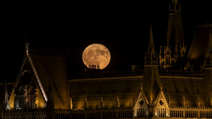 Imagini spectaculoase cu Luna Căpșună surprinse în întreaga lume