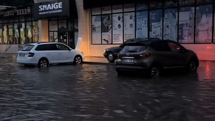 Ploaie abundentă la Ungheni: Străzile orașului, inundate