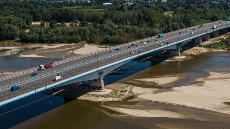Fluviul care traversează Varșovia a scăzut la un nivel minim record din cauza secetei