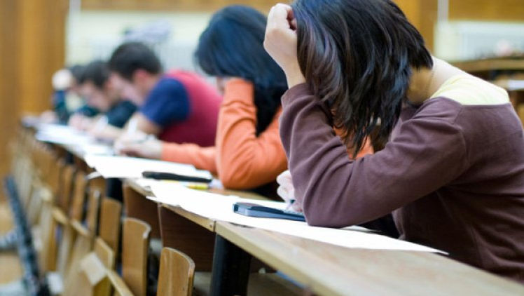 Tot mai mulți moldoveni au studii, însă analfabetismul persistă în sate
