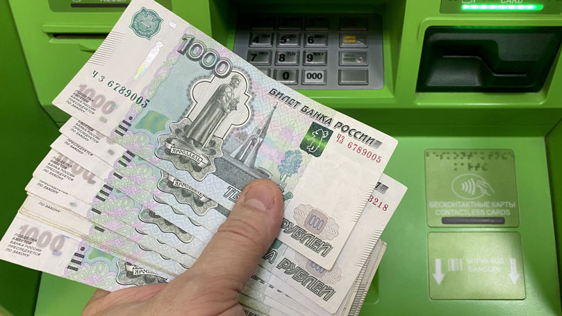 Rușii fug cu banii din bănci. Miliarde de euro, scoase în două luni