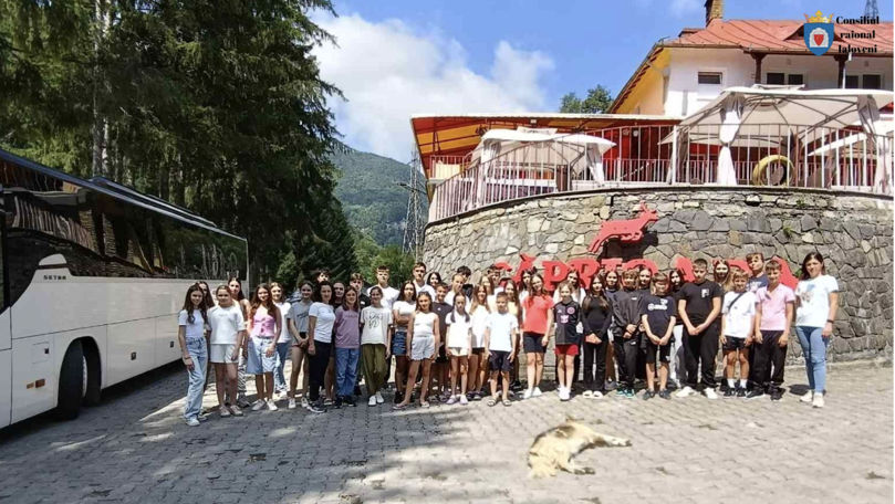 50 de tineri din Ialoveni participă la o tabără de vară din România