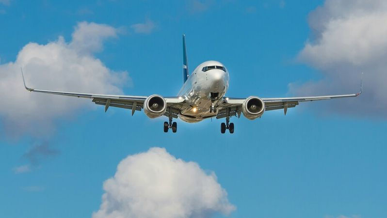 Cabina unui avion ce zbura spre Amsterdam, plină de fum. Ce s-a întâmplat