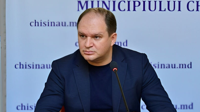Gălăgie și droguri în curțile din Capitală. Primarul acuză Poliția