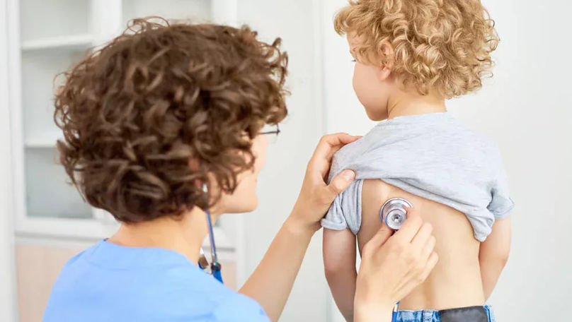 Sezonul virozelor a început: Medicii avertizează părinții despre riscuri
