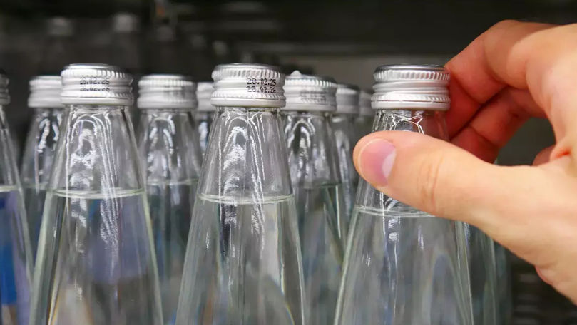 România: Sticla de apă de 500 ml, plafonată la trei lei în aeroporturi
