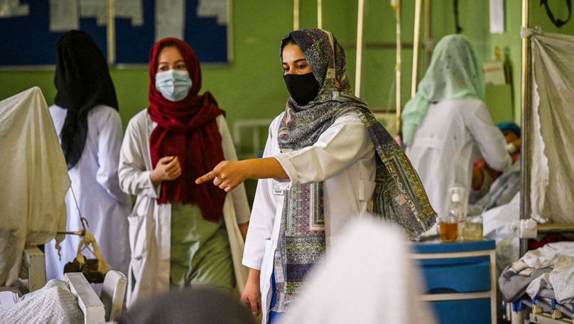 Talibanii le-au interzis femeilor să meargă la stomatologi bărbați