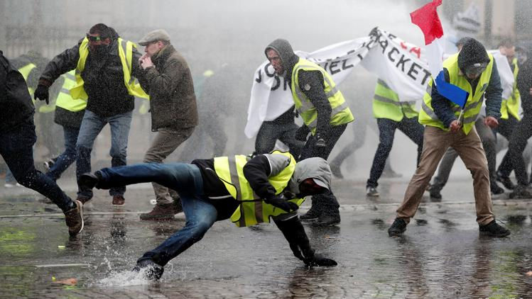 Franţa, paralizată de proteste masive. Zeci de persoane au fost reţinute