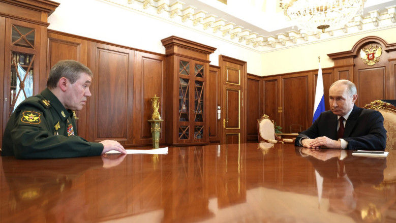 Putin l-a decorat pe șeful armatei din Rusia cu Ordinul pentru Curaj
