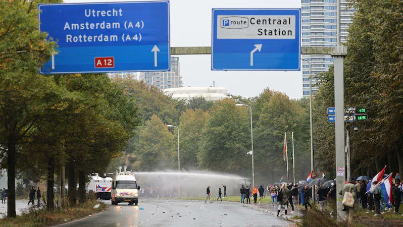 Olanda: Poliția a folosit gaze lacrimogene la un protest anti-imigrație