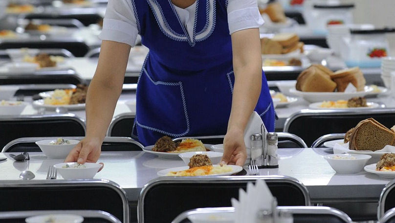 Circa 160.000 de elevi din țară beneficiază de alimentație gratuită