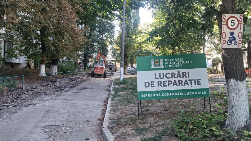 Curțile de bloc de pe strada Paris din Chișinău, în plin proces de modernizare