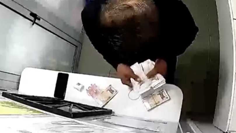 Doi medici, acuzați că au furat un lanț de aur de la un pacient decedat