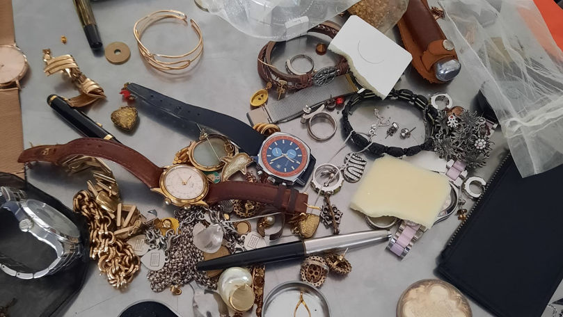 Bijuterii, monede și alte accesorii ascunse, găsite la un moldovean