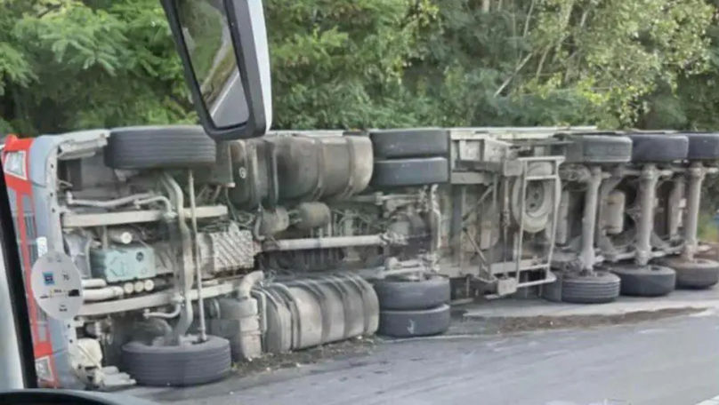 Un TIR din R. Moldova s-a răsturnat pe un drum din România