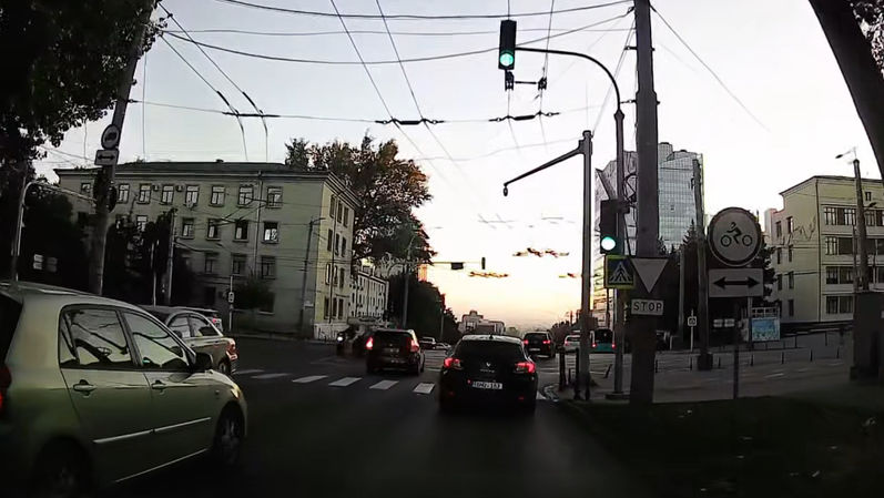 Un motociclist, tamponat de o mașină în Capitală: Momentul accidentului