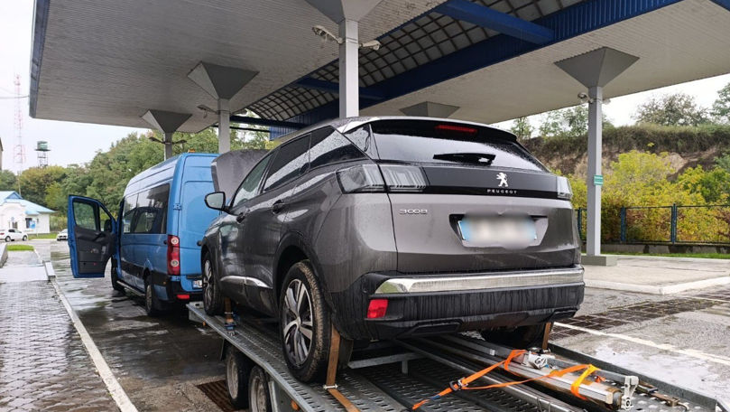 Un autoturism cu documente false, stopat la frontiera de nord