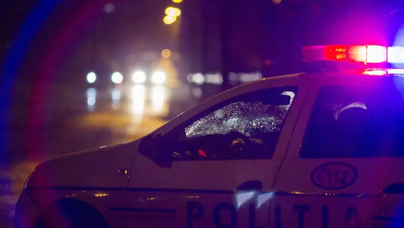 Un ucrainean, amenințat cu pistolul și jefuit: Făptașii au fost reținuți
