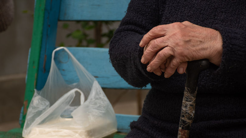 La 95 de ani, sprijinită de voluntari: Povestea unei bătrâne din Roșu