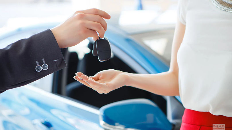 Moldovenii visează la BMW, dar cumpără Renault