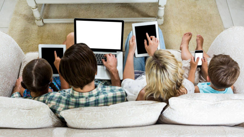 Ecranele ne fură familia: Moldovenii petrec tot mai mult timp online