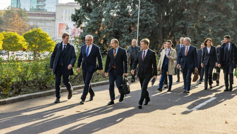 Comisia juridică a Parlamentului a avizat învestirea Guvernului Munteanu