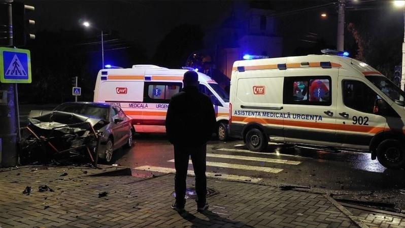 Accident grav în Capitală. Au intervenit două echipaje medicale